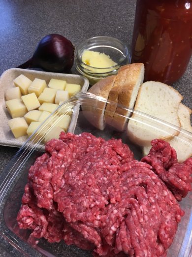 Говяжьи тефтели с "сюрпризом" под соусом из домашнего лечо. - Шаг 1