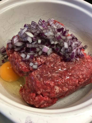 Говяжьи тефтели с "сюрпризом" под соусом из домашнего лечо. - Шаг 2