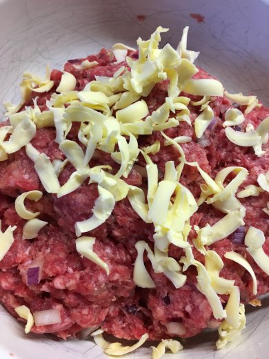 Говяжьи тефтели с "сюрпризом" под соусом из домашнего лечо. - Шаг 3