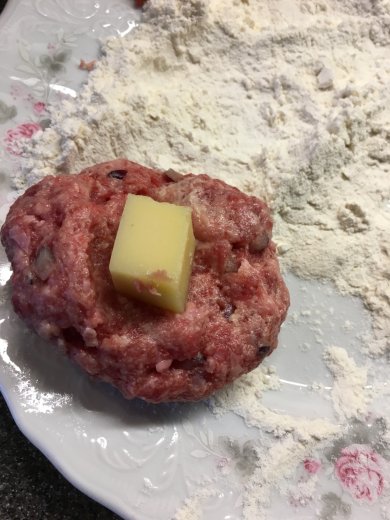 Говяжьи тефтели с "сюрпризом" под соусом из домашнего лечо. - Шаг 4