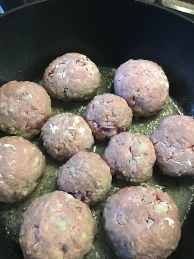 Говяжьи тефтели с "сюрпризом" под соусом из домашнего лечо. - Шаг 6