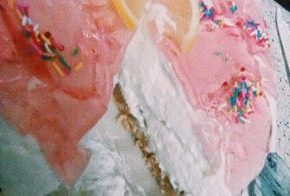 Торт желейный с печеньем.