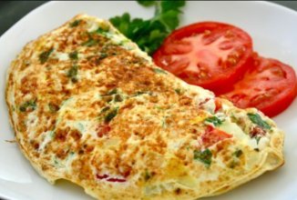 Классический французский омлет с сыром.