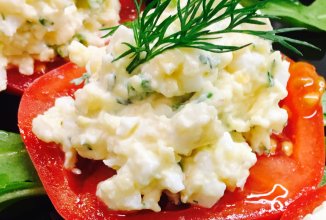 "Мамина" закуска из свежих томатов и сыра с чесноком.