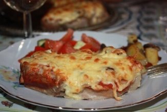 Мясо в фольге с грибами и помидорами.