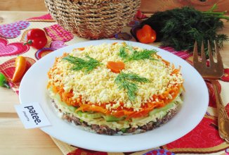 Слоеный салат с тунцом и свежими огурцами