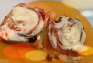 Домашние "Синнабон" с шоколадной начинкой.