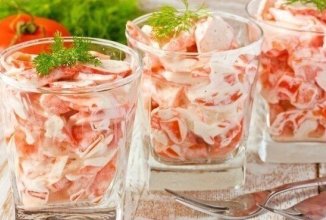 Очень легкий, быстрый и вкусный салат с крабовыми палочками, помидорами и чесноком