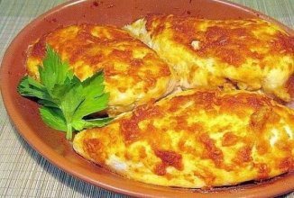 Нежная грудка цыпленка, запеченная с томатно-чесночной корочкой