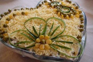 Салат с курицей и консервированными грибами.