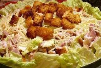 Сытный салат с сыром, курицей, ананасами и сухариками