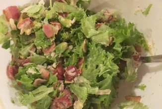 Салат с беконом и авокадо