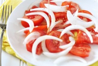 Салат из помидор, лука и красного перца