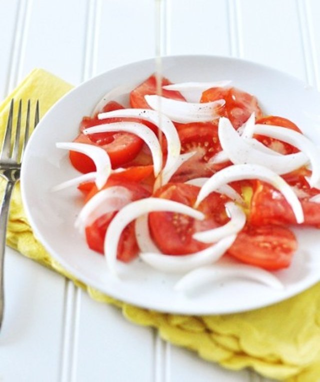 Салат из помидор, лука и красного перца