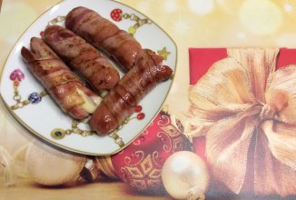 Сосиски с сыром и беконом.