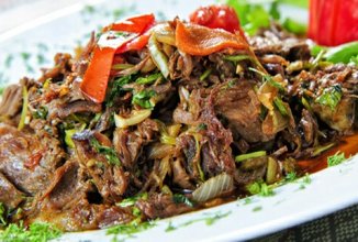 Баранина с мёдом и черносливом .