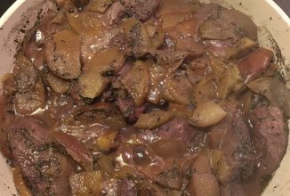 Утиная грудка в вине и с яблоками