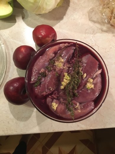 Утиная грудка в вине и с яблоками - Шаг 1