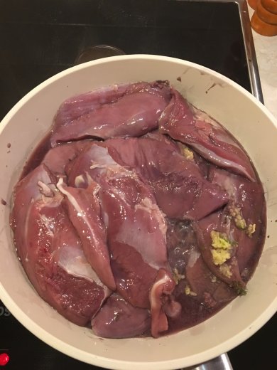 Утиная грудка в вине и с яблоками - Шаг 2