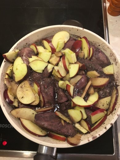 Утиная грудка в вине и с яблоками - Шаг 3