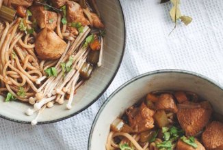 Тайский куриный суп с лапшой