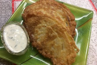 Капустные шницели с сметано-чесночным соусом.