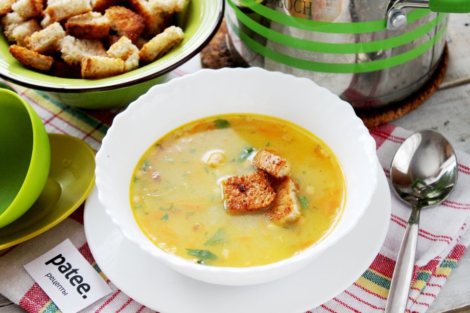 Сырный суп с лососем и кедровыми орешками