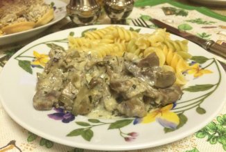 Почки говяжьи с грибами в сметанном соусе.