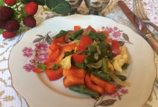 Овощной салат с курицей.