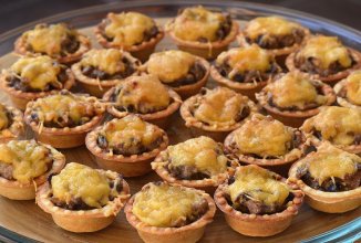 Тарталетки с курицей и грибами в сливочном соусе