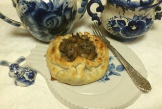 Слоёные пирожки с рыбой, грибами и рисом.