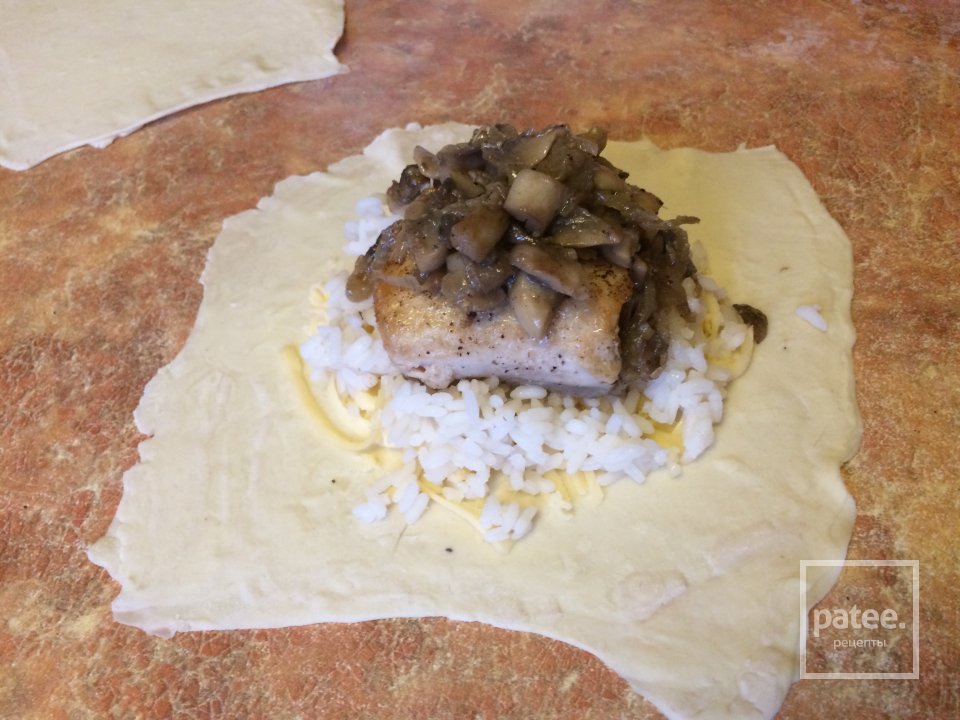 Слоёные пирожки с рыбой, грибами и рисом. - Шаг 5