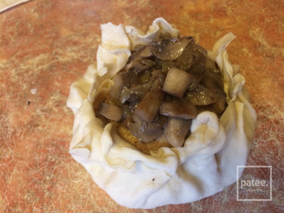 Слоёные пирожки с рыбой, грибами и рисом. - Шаг 6