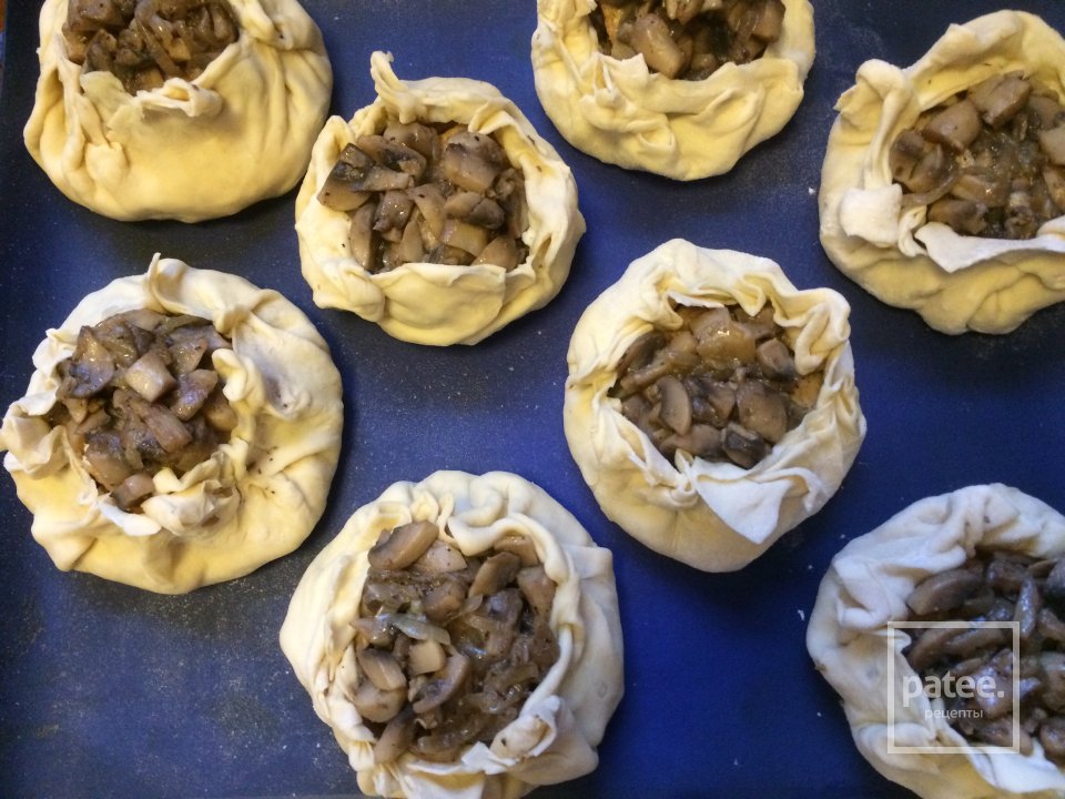 Слоёные пирожки с рыбой, грибами и рисом. - Шаг 7