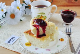 Творожный пудинг с соусом из черной смородины