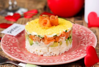 Салат с сёмгой, авокадо и рисом