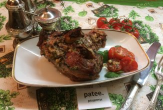 Баранина в йогуртовом маринаде с помидорами черри.