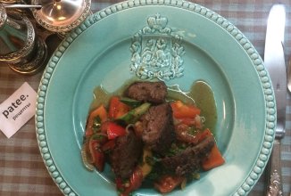 Тёплый салат с бараньей печенью и бальзамической заправкой.