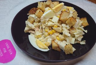 "Сочный" салат с консервированной горбушей и пекинской капустой