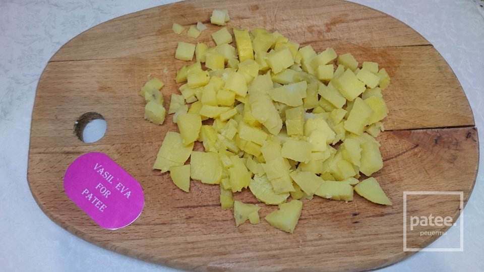 "Сочный" салат с консервированной горбушей и пекинской капустой - Шаг 3