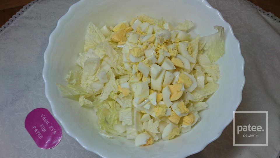 "Сочный" салат с консервированной горбушей и пекинской капустой - Шаг 5