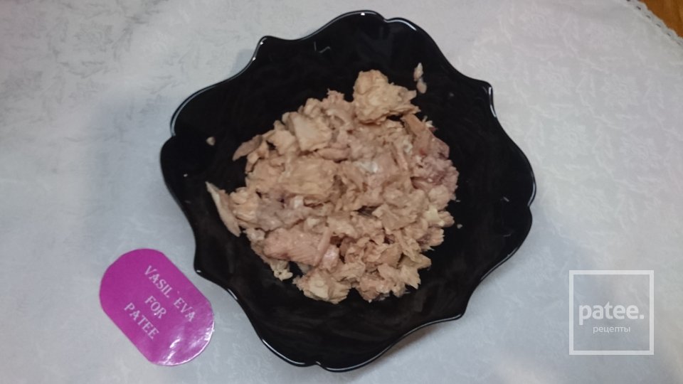 "Сочный" салат с консервированной горбушей и пекинской капустой - Шаг 6