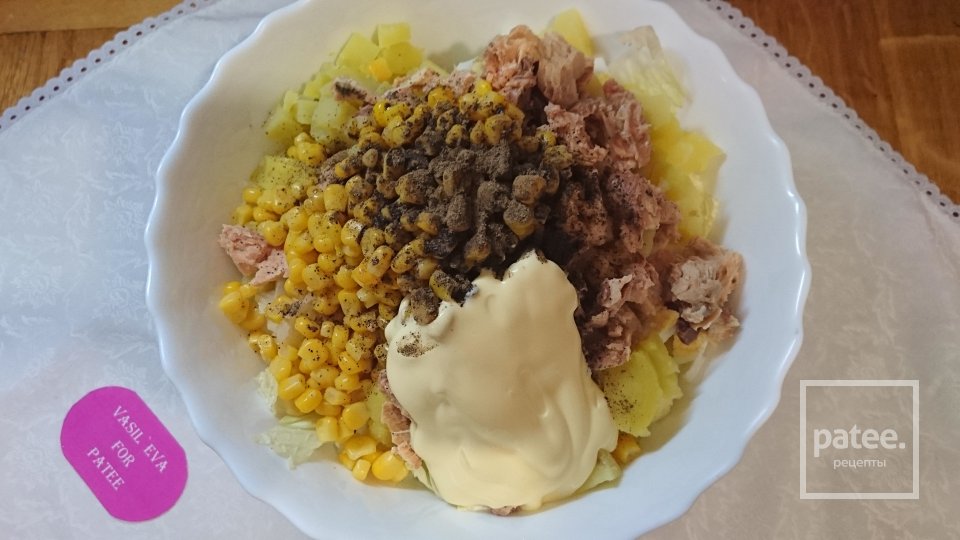 "Сочный" салат с консервированной горбушей и пекинской капустой - Шаг 7