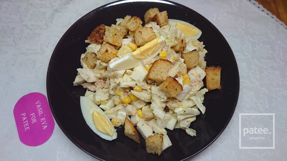 "Сочный" салат с консервированной горбушей и пекинской капустой - Шаг 8