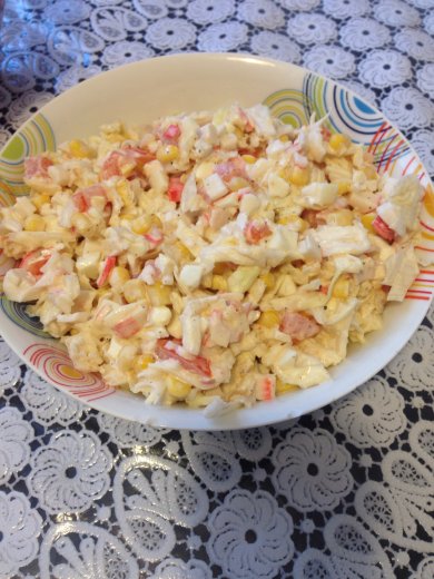 Салат из пекинской капусты с крабовыми палочками и помидорами