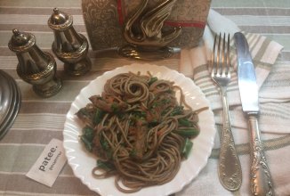 Ло-мейн с гречневой лапшой, говядиной и овощами.