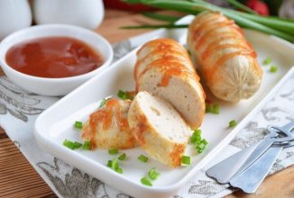 Домашние сосиски с курицей