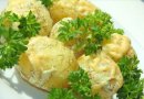 Запеченный в сметанном соусе картофель с чесноком