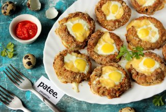 Мясные гнёзда с сыром и перепелиными яйцами