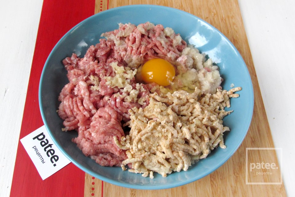 Мясные гнёзда с сыром и перепелиными яйцами - Шаг 6